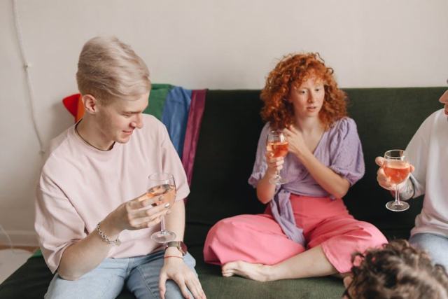 Cage dorée Laurent-Perrier rosé sur un bar terrasse Cage dorée Laurent-Perrier rosé sur un bar terrasse