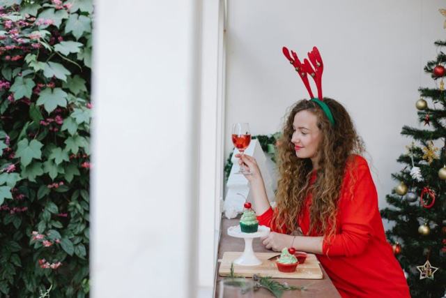 Verre de champagne rosé avec fruits rouges frais
