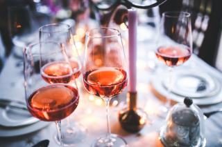 Histoire du champagne rosé : des origines à la tendance actuelle